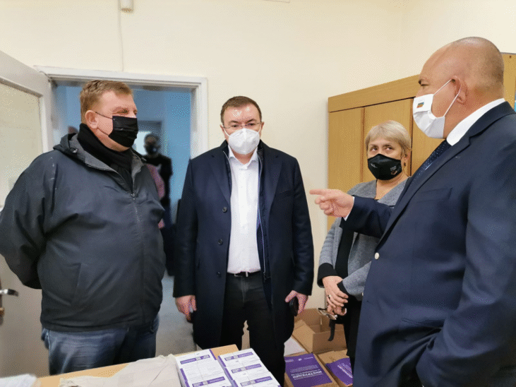 Премиерът Борисов посети РЗИ-Пловдив, където пристигнаха първите ваксини срещу COVID-19 за региона