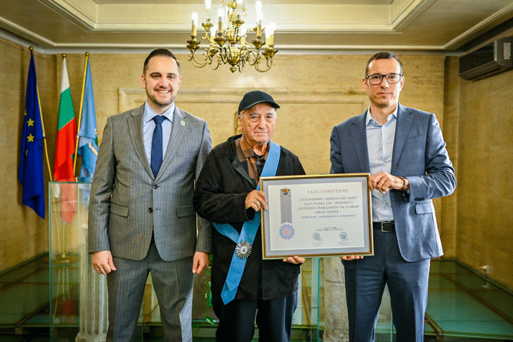 Режисьорът Иван Ничев и младата надежда на българския тенис Александър Василев с отличия от Столичната община