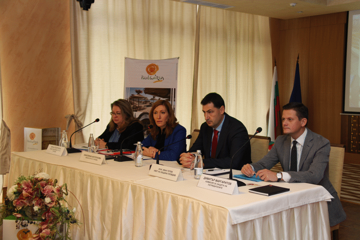 Министър Ангелкова: Очакваме около 800 хил. чуждестранни туристи да посетят България през първите зимни месеци