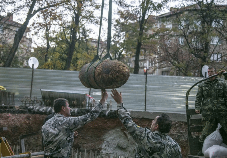 Специализирани екипи на армията разузнаха и транспортираха извън София авиационна бомба от времето на Втората световна война
