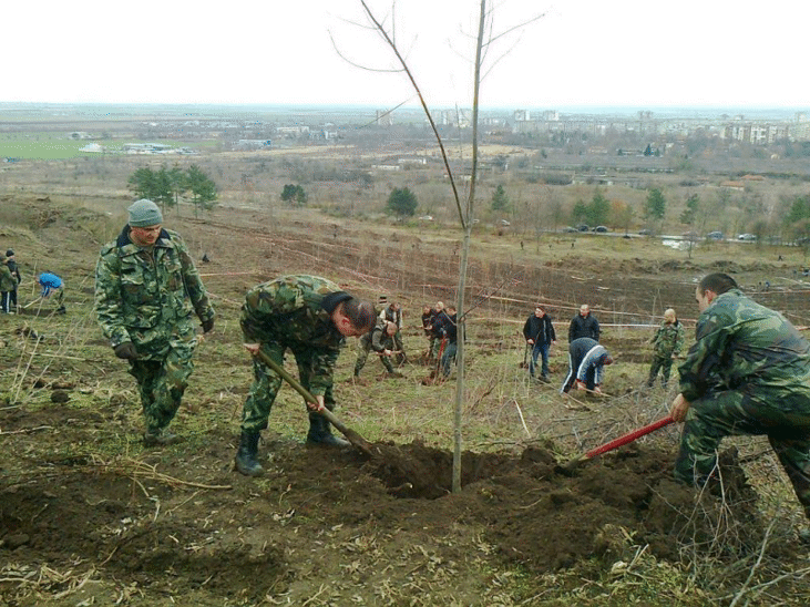 Военнослужещи и цивилни служители от военно формирование 52 590 - Ямбол помогнаха за възстановяването на ямболския парк „Боровец”