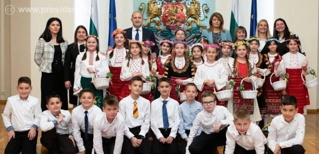 Държавният глава Румен Радев се срещна в президентската институция с ученици по случай предстоящите великденски празници