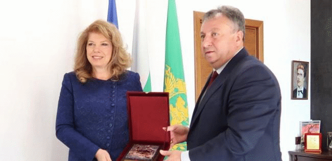 Илияна Йотова откри изложбата „Азбука и история“ в шуменската регионална библиотека