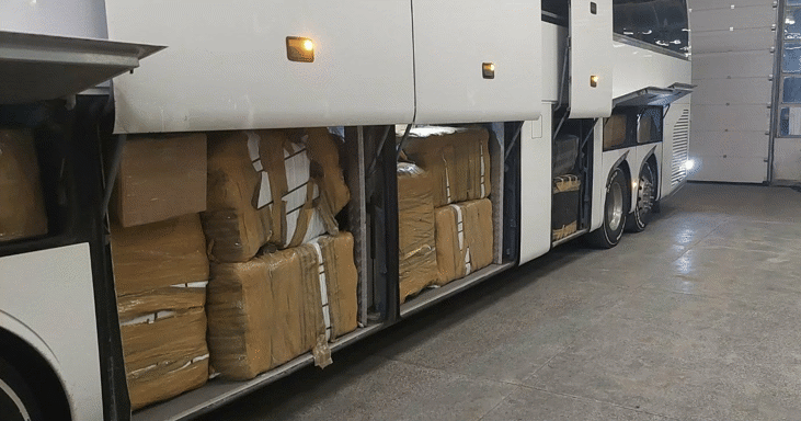 Митнически служители задържаха близо 15 000 контрабандни облекла и парфюми в автобус
