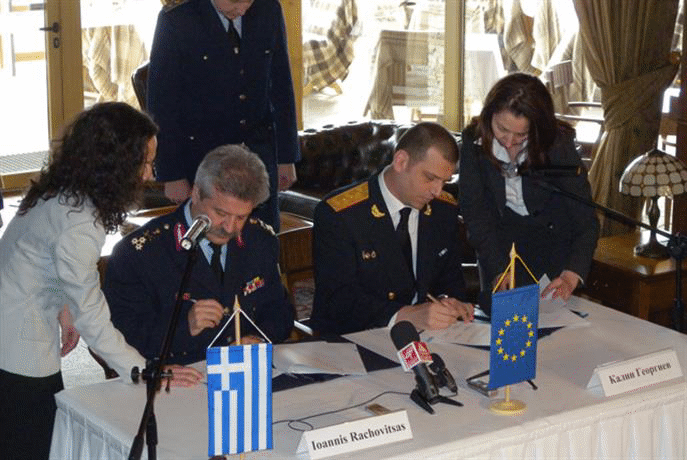 Гръцки и български полицаи работят в екип в курортния град Банско