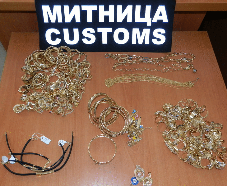 Митнически служители откриха контрабандни агропрепарати и златни накити в шофьорските кабини на два камиона