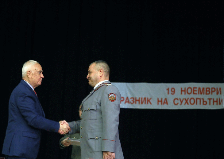 Заместник-министър Атанас Запрянов: Сухопътните войски доказват своя професионализъм в усложнената среда за сигурност Заместник-министър Атанас Запрянов: Сухопътните войски доказват своя професионализъм в усложнената среда за сигурност