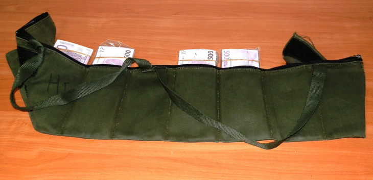 „Патрондаш“ с нелегално пренасяни 200 000 евро откриха под дрехите на жена митническите служители на МП Капитан Андреево