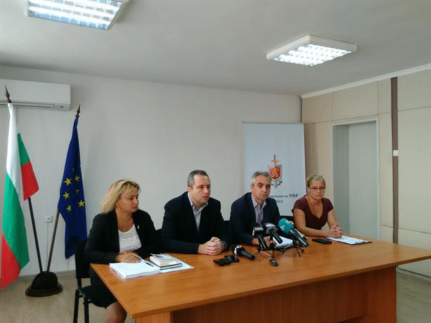 Двама мъже, изнудвали жертвата си да им прехвърли собствеността на наследствен апартамент, са задържани в резултат на предприети бързи оперативни действия на ОДМВР-Ямбол