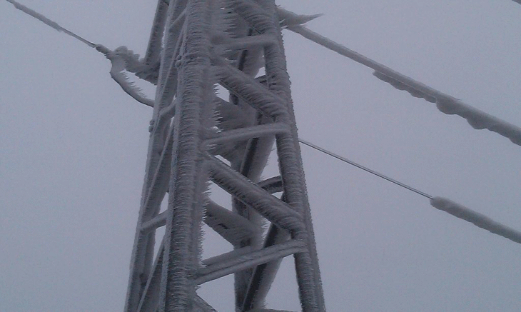 150 екипи на ЧЕЗ се борят с тежки обледявания, счупени и замръзнали съоръжения