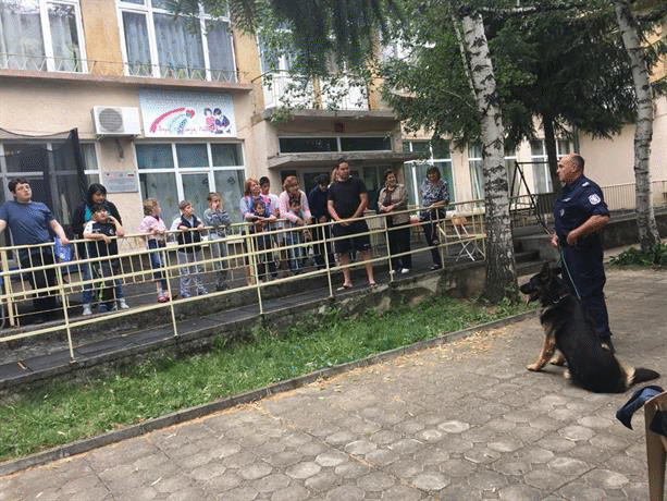 Полицаи гостуваха в Дневния център „Вяра, Надежда, Любов” в Кюстендил