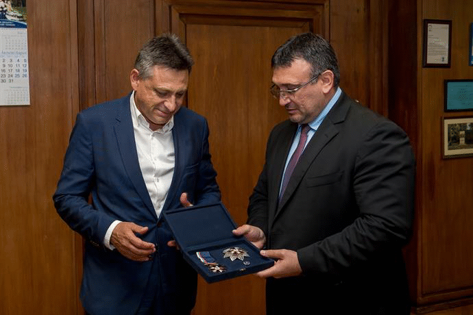 Министърът на вътрешните работи удостои с почетно отличие на МВР досегашния председател на Държавната агенция „Разузнаване“