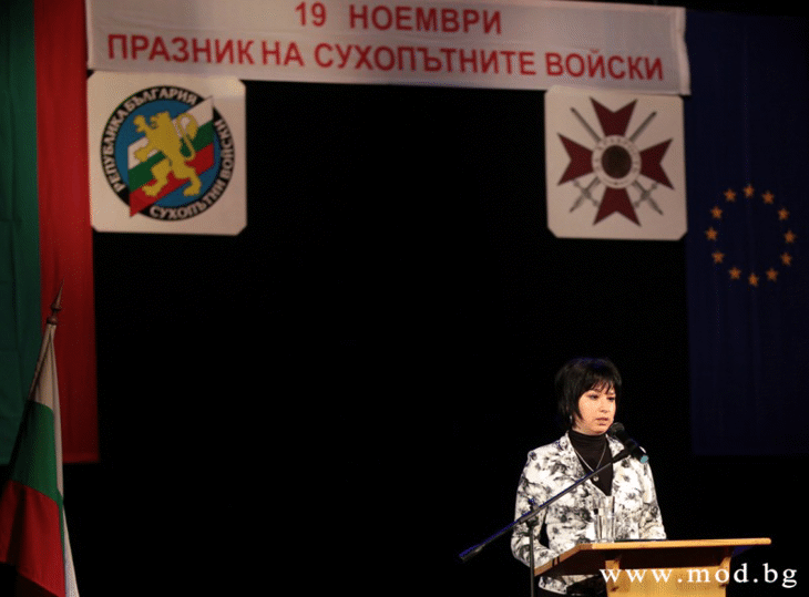 Заместник-министърът на отбраната Десислава Йосифова: Уверена съм, че военнослужещите от Сухопътните войски ще бъдат достойни наследници на славните победи и традиции на Българската армия