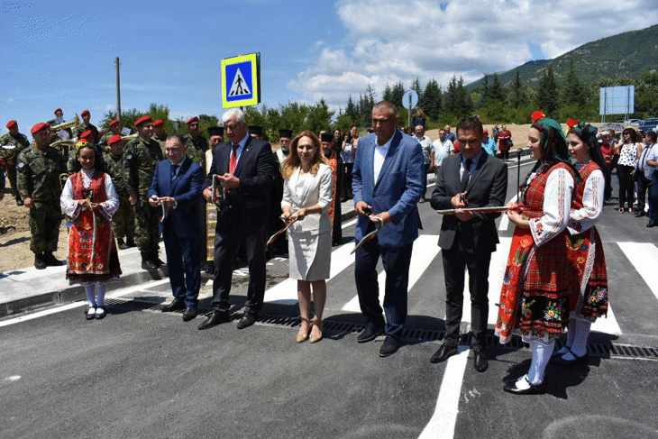 Завърши изграждането на кръговото кръстовище на Подбалканския път I-6, при входа на град Карлово