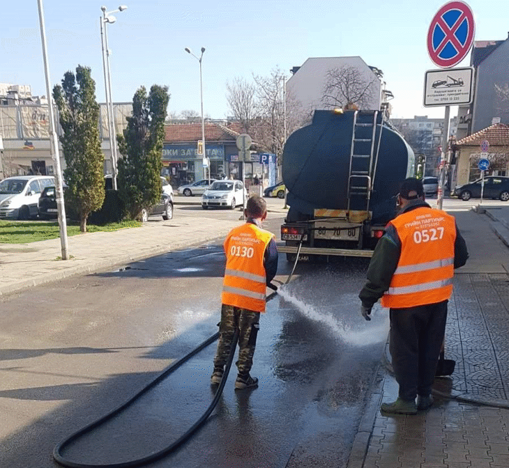 Продължава миенето на столичните улици и булеварди