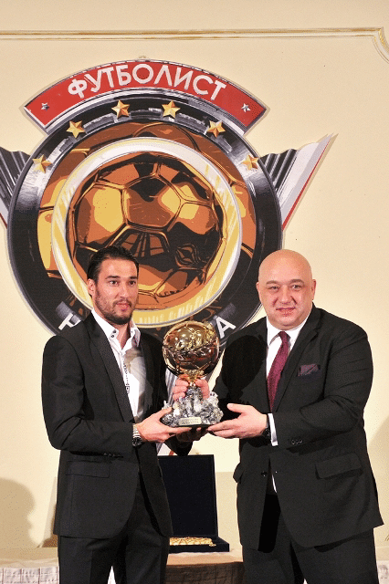 Красен Кралев връчи на Ивелин Попов приза „Футболист на годината“