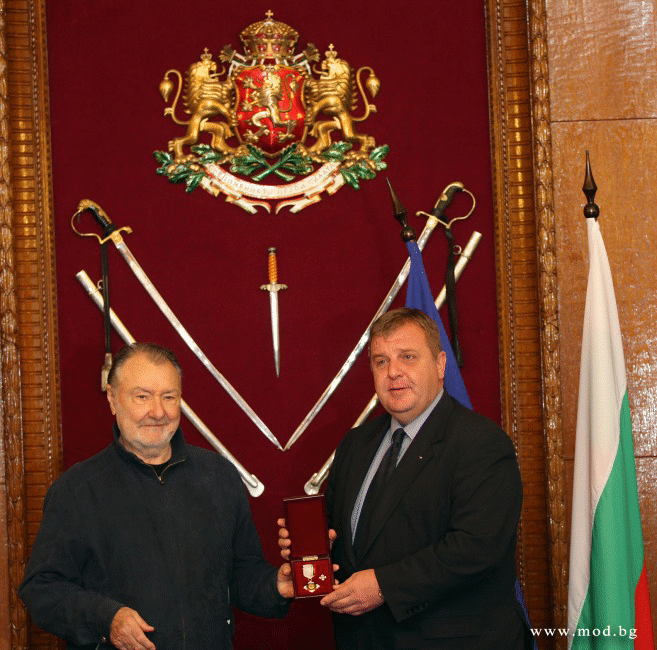 Актьорът Васил Михайлов е отличен с награден знак „За принос към Министерството на отбраната“