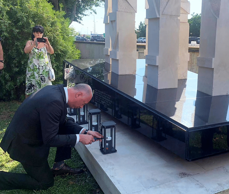 Росен Желязков почете паметта на загиналите в атентата на летище Сарафово
