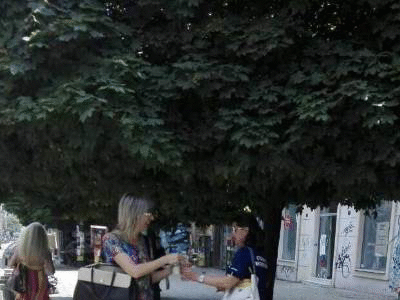 Инспектори раздаваха безплатна вода