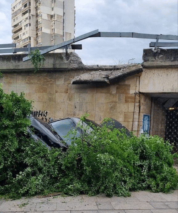 Водач избяга след катастрофа в Бургас, остави трима мигранти в автомобила