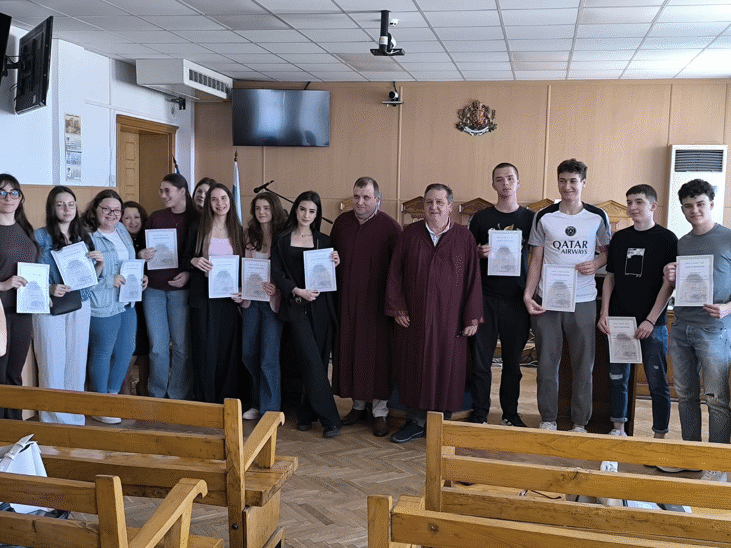 Ученици от ППМГ „Нанчо Попович“ в Шумен посетиха Съдебната палата в града и влязоха в съдебна зала, за да се запознаят с правилата при провеждане на заседания