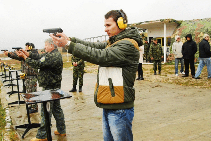 Турнир по стрелба за журналисти, военни аташета и представители на военнопатриотични съюзи се проведе днес по повод празника на Сухопътните войски