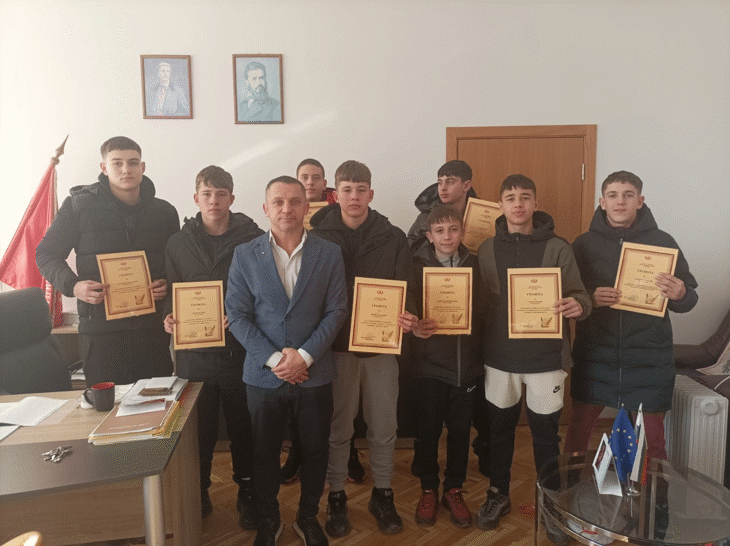 Ученици Намериха И Върнаха Чанта С Голяма Сума Пари И Животоспасяващи Лекарства