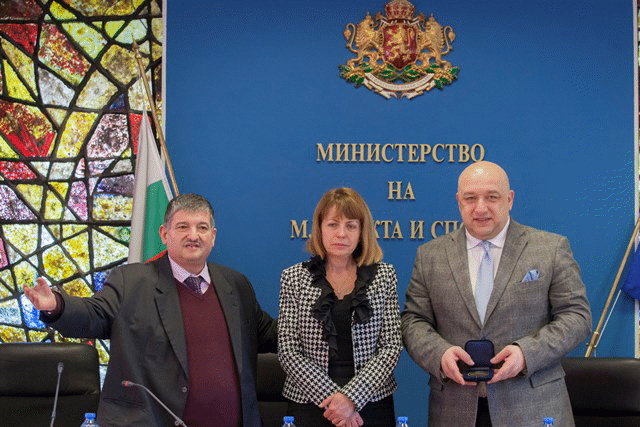 Министър Красен Кралев получи почетния знак на ОЕБ „Шалом“