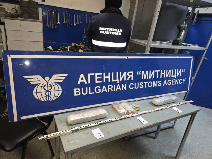 103 800 недекларирани евро установиха при проверка на товарен автомобил митнически служители от Русе