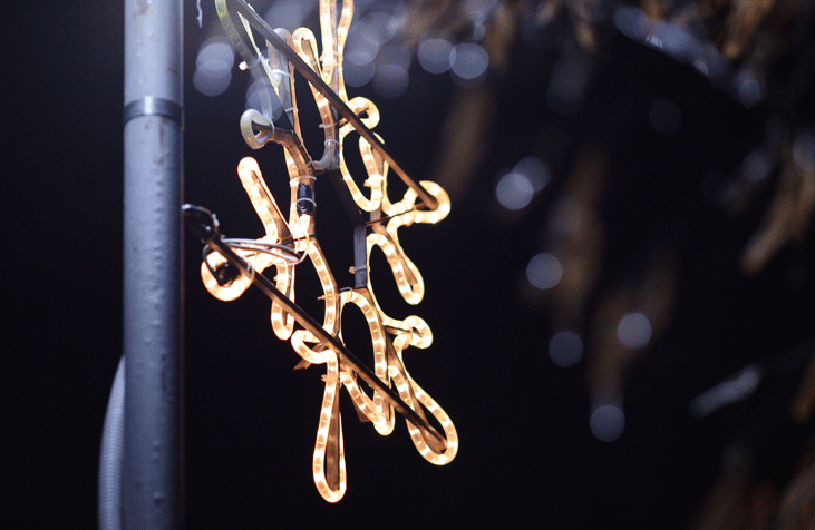 Близо 300 коледни звезди и камбанки украсяват София