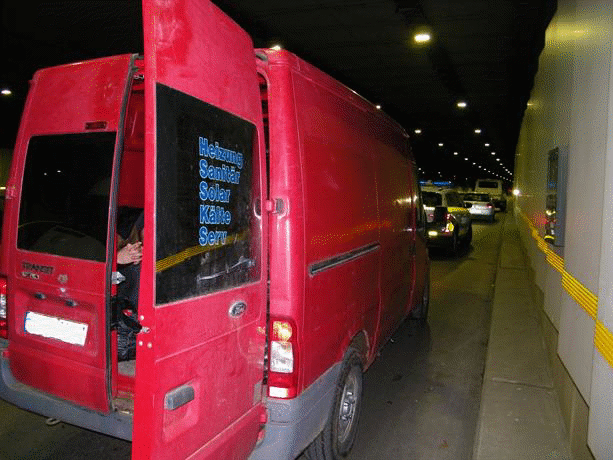 Гранични полицаи задържаха обявен за издирване криминално проявен и 16 мигранти