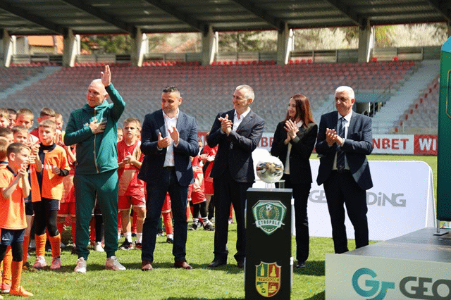 Министър Димитър Илиев и Христо Стоичков наградиха призьорите в детски футболен турнир в Етрополе