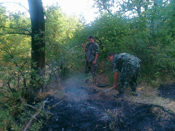 Военнослужещи от Сухопътните войски участват в потушаването на пожари край селата Брягово и Родопи, Хасковско