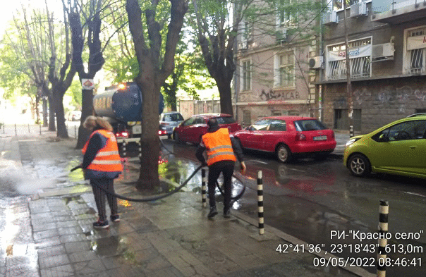 Извършва се миене с автоцистерна на улици и булеварди