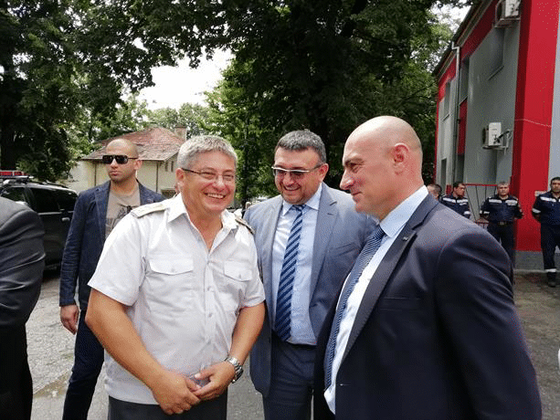 Министър-председателят и главният секретар на МВР откриха реновираните сгради на районното управление и пожарната в Нови пазар