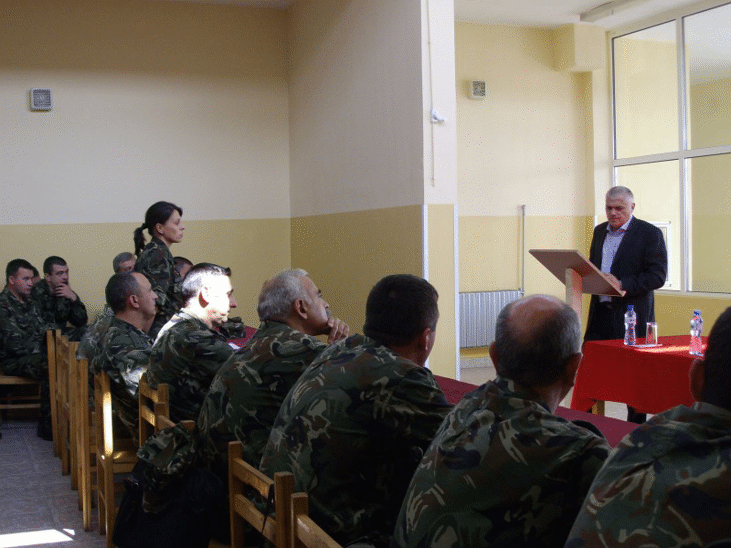 Заместник-министърът на отбраната Валентин Радев се срещна с военнослужещи от военни формирования в гарнизон Карлово