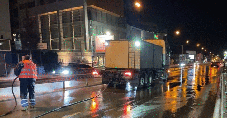 Извършва се почистване на транспортния тунел на бул. „Акад. Иван Гешов“