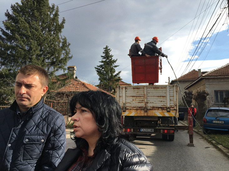 Министър Петкова посети абонати без електрозахранване в Долни Богров