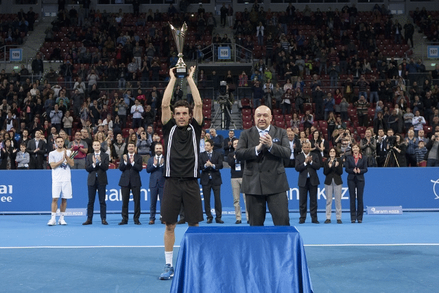 Министър Кралев връчи на Роберто Баутиста Агут  трофея от „Гаранти Коза София Оупън”