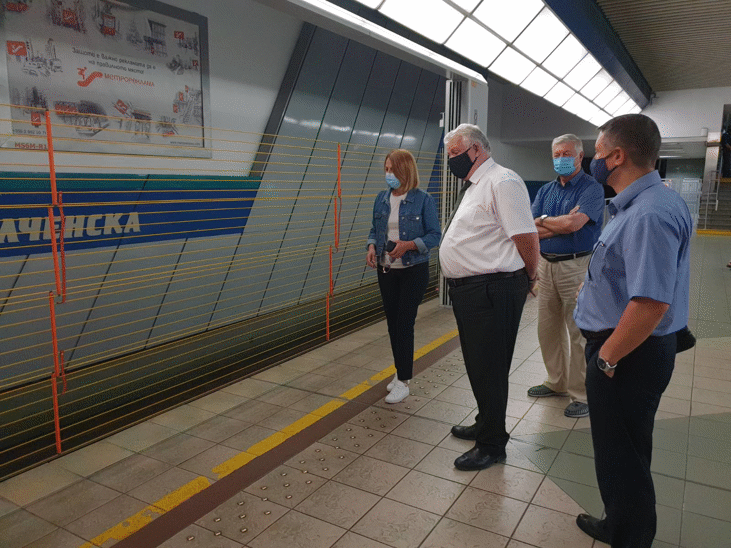 Автоматични преградни врати са монтирани на метростанциите „Опълченска“ и „Стадион Васил Левски“