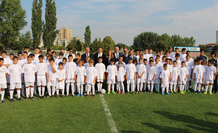 Министрите Николина Ангелкова и Красен Кралев, заедно с легендата на Реал Мадрид Емилио Бутрагеньо, откриха първото социално училище на Кралския клуб в България