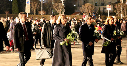 Председателят на Народното събрание Цецка Цачева и народни представители участваха във възпоменателната церемония пред паметника на Васил Левски в София