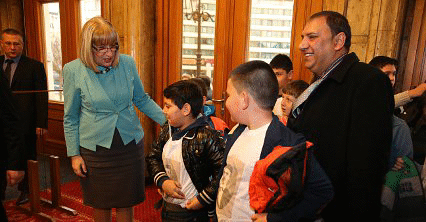 Председателят на Народното събрание Цецка Цачева посрещна първите посетители в Деня на отворени врати на парламента