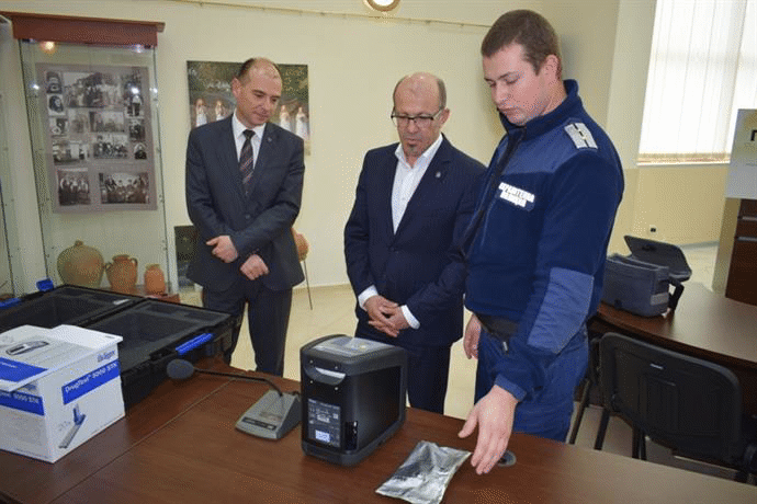 Електронна система за тестване на наркотици дари община Приморско на пътните полицаи на РУ-Приморско