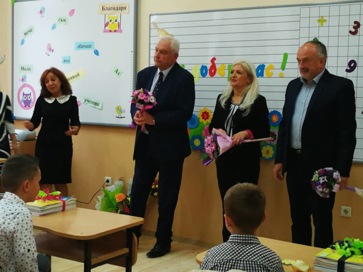 Зам.-Министър Румен Димитров Посрещна Първокласниците В Нуи „Добри Христов“ – Варна И Разговаря С Учители И Родители