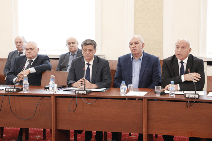 С пълно единодушие народните представители от Комисията по отбрана приеха проект за решение за откриване на висше военновъздушно училище „Георги Бенковски“ в Долна Митрополия
