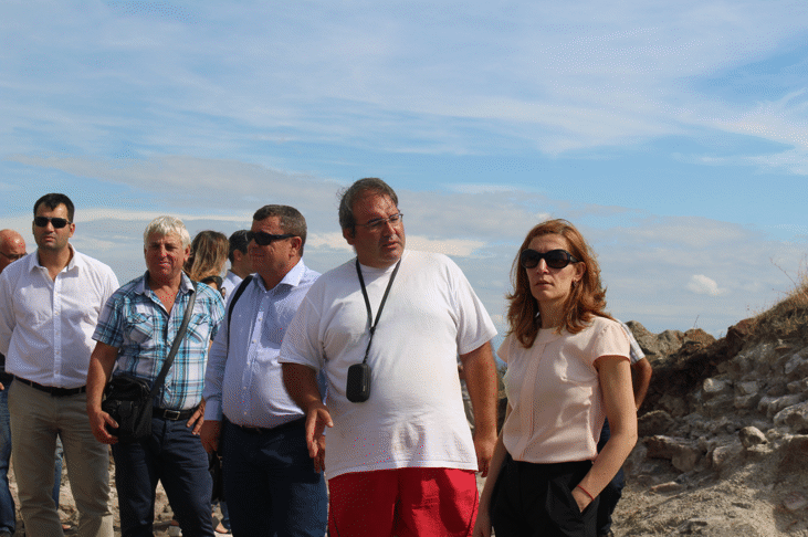 Министър Ангелкова се запозна с хода на археологическите проучвания на крепостта Русокастро