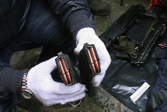 Два автомата и полицейска униформа иззеха антимафиоти в столицата