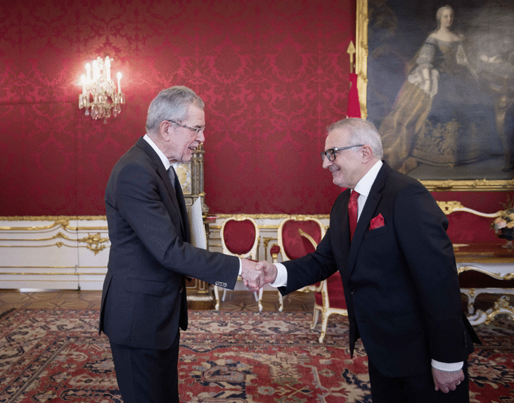 Посланик Иван Сираков връчи акредитивните си писма на президента на Република Австрия Александер Ван дер Белен