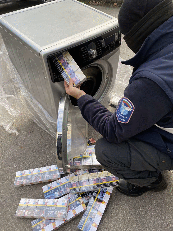 Митнически служители задържаха над 100 000 къса цигари укрити в перални машини